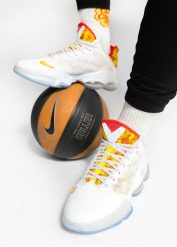 Buty do koszykówki męskie Nike LeBron XIX Low Magic Fruity Pebbles. Białe buty sportowe męskie Nike, bez wzorów, bez zapięcia, do koszykówki. Za 411.99 zł.