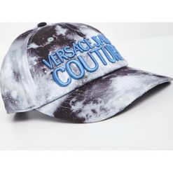 Czapka z daszkiem damska VERSACE JEANS COUTURE. Czapki damskie Versace Jeans Couture, bez wzorów, z jeansu. W wyprzedaży za 303.20 zł.