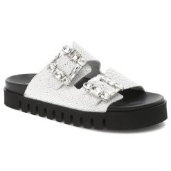 Klapki damskie Chebello, skórzane plecione z ozdobnymi klamrami na grubej podeszwie profilowane, białe, S390-4688. Białe klapki damskie CheBello, na lato, bez wzorów, eleganckie, bez obcasa, bez zapięcia. Za 369.00 zł.