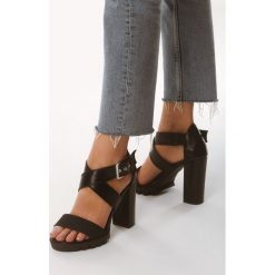 Czarne Sandały Step Into. Czarne sandały damskie Born2be, bez wzorów, bez obcasa, na obcasie, bez zapięcia. Za 119.99 zł.