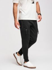 Spodnie dresowe męskie JOGGER z kieszeniami na udach i kontrastującymi wstawkami - czarne V1. Czarne spodnie materiałowe męskie Ombre Clothing, bez wzorów, z dresówki. W wyprzedaży za 160.99 zł.