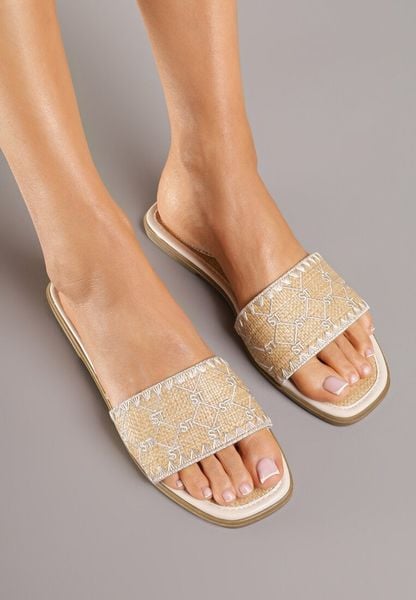 Beżowe Klapki Ozdobione Geometrycznym Motywem Zerella. Brązowe klapki damskie Renee, na lato, bez wzorów, bez obcasa, na płaskiej podeszwie, bez zapięcia. Za 44.99 zł.