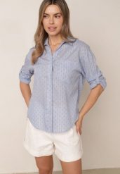 Jasnoniebieska Bawełniana Koszula Oversize z Tkaniny Plumetti z Metaliczną Nicią Hepsolea. Niebieskie koszule damskie Born2be, m, bez wzorów, z bawełny, eleganckie, bez kołnierzyka, bez ramiączek. Za 79.99 zł.