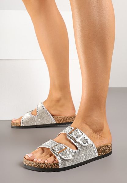 Srebrne Klapki z Ozdobnymi Paskami i Cyrkoniami Xalwia. Szare klapki damskie Born2be, na lato, z aplikacjami, bez obcasa, na płaskiej podeszwie, bez zapięcia. Za 89.99 zł.