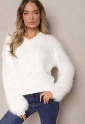 Biały Sweter z Długim Włosiem i Wełną z Guzikami w Kształcie Kwiatów Meriwine. Białe swetry nierozpinane damskie Renee, na zimę, bez wzorów, z wełny, casualowe, bez kołnierzyka, bez ramiączek. Za 99.99 zł.