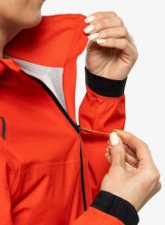 Kurtka z membraną damska Salewa Pedroc PTX 2,5L Light Jacket. Czerwone kurtki sportowe damskie Salewa, l, bez wzorów, z materiału, bez ramiączek, bez kaptura, trekkingowe. Za 850.70 zł.