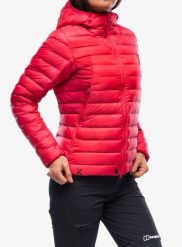 Kurtka puchowa damska Berghaus Seeker MW Down Hoody. Czerwone kurtki sportowe damskie Berghaus, na zimę, xs, bez wzorów, z materiału, bez ramiączek, bez kaptura, trekkingowe. Za 841.49 zł.