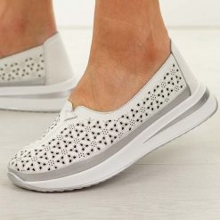 Białe skórzane ażurowe półbuty damskie T.Sokolski w26-653. Białe półbuty damskie Sokolski, na lato, w ażurowe wzory, z jeansu, klasyczne, z okrągłym noskiem, bez obcasa, bez zapięcia. W wyprzedaży za 179.10 zł.