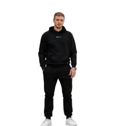 Bluza domowa z kapturem – czarna. Czarne bluzy damskie HOME DELUXE, l, bez wzorów, z bawełny, eleganckie, bez ramiączek, z kapturem. Za 152.99 zł.
