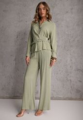 Zielony Komplet z Wiskozy Spodnie Szerokie i Koszula z Ozdobnym Materiałem Airial. Zielone koszule damskie Renee, l, bez wzorów, z wiskozy, bez kołnierzyka, bez ramiączek. Za 149.99 zł.