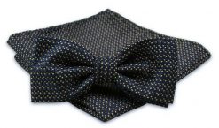 Granatowa Mucha Męska -ALTIES- z Taką Samą Poszetką, w Drobny Żółty Wzór. Niebieskie krawaty i muchy Alties, bez wzorów, eleganckie. Za 54.00 zł.