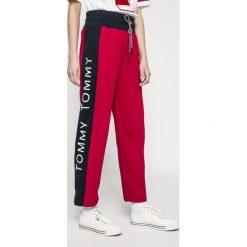 Tommy Jeans - Spodnie. Czerwone spodnie materiałowe damskie Tommy Jeans, bez wzorów, z bawełny, casualowe. W wyprzedaży za 179.90 zł.