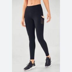 Damskie legginsy Fabletics On-The-Go. Czarne legginsy damskie FABLETICS, bez wzorów. Za 359.60 zł.
