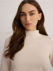 Sweter z wiskozą - kremowy. Białe swetry nierozpinane damskie Reserved, l, bez wzorów, z dzianiny, bez kołnierzyka, bez ramiączek. W wyprzedaży za 39.99 zł.