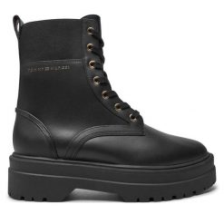 Trapery Tommy Hilfiger. Czarne trapery damskie Tommy Hilfiger, bez zapięcia. Za 479.99 zł.