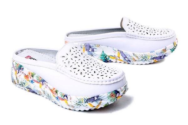 Artiker Relaks 58C0759 biały, klapki damskie. Białe klapki damskie Artiker Relaks, na lato, bez wzorów, ze skóry, bez obcasa, na koturnie, bez zapięcia. Za 139.92 zł.