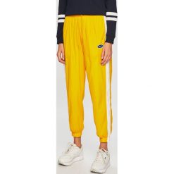 Nike Sportswear - Spodnie. Czarne spodnie materiałowe damskie Nike Sportswear, bez wzorów, z materiału, casualowe. Za 219.90 zł.
