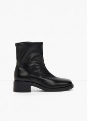 Botki z elastyczną cholewką. Czarne botki damskie bonprix, bez wzorów, bez obcasa, bez zapięcia. Za 149.99 zł.