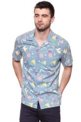 KOSZULA MĘSKA KRÓTKI RĘKAW WRANGLER SS RESORT SHIRT LIGHT INDIGO W59078S4E 112129664. Niebieskie koszule męskie Wrangler, l, bez wzorów, z materiału, bez kołnierzyka, bez ramiączek. W wyprzedaży za 69.99 zł.