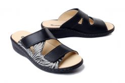 Dr. Brinkmann 701083-01 Czarny, klapki damskie. Czarne klapki damskie Dr. Brinkmann, bez wzorów, ze skóry, bez obcasa, bez zapięcia. Za 309.90 zł.