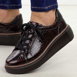 Bordowe skórzane półbuty damskie T.Sokolski J25-286. Czerwone półbuty damskie Sokolski, na jesień, bez wzorów, z dzianiny, biznesowe, z okrągłym noskiem, bez obcasa, na platformie, bez zapięcia. Za 289.00 zł.