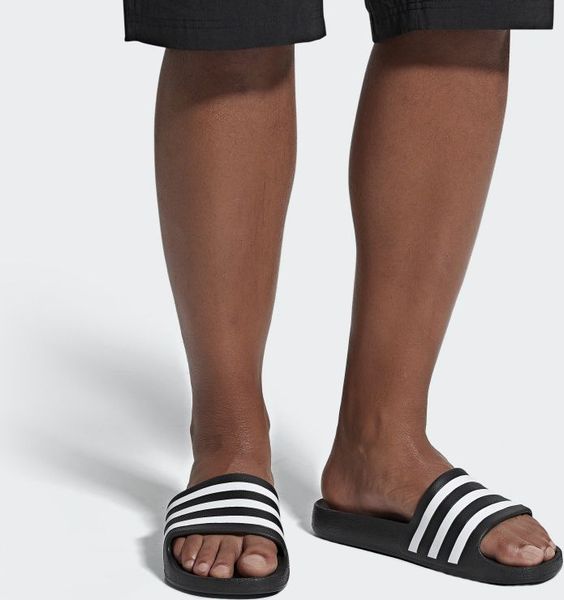 Adidas Klapki męskie Adilette Aqua czarne r. 44.5 (F35543). Czarne klapki męskie Adidas, bez wzorów, bez zapięcia. Za 92.16 zł.