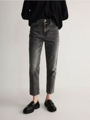 Jeansy mom fit - szary. Szare jeansy damskie Reserved, bez wzorów, z bawełny, z podwyższonym stanem. W wyprzedaży za 99.99 zł.