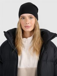 4F Czapka beanie uniseks - czarna Uniwersalny. Czarne czapki męskie 4F, na zimę, z aplikacjami, z bawełny. Za 39.99 zł.