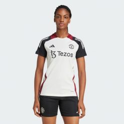 Koszulka Manchester United Tiro 24 Training. Białe bluzki damskie Adidas, l, bez wzorów, z materiału, sportowe, bez kołnierzyka, bez ramiączek. W wyprzedaży za 174.30 zł.