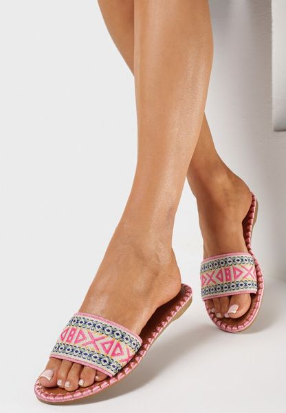 Różowe Klapki na Płaskiej Podeszwie z Ozdobnym Paskiem w Stylu Boho Ijarila. Czerwone klapki damskie Born2be, na lato, bez wzorów, boho, bez obcasa, na płaskiej podeszwie, bez zapięcia. Za 59.99 zł.
