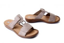 RIEKER 60885-62 beige, klapki damskie. Brązowe klapki damskie Rieker, na lato, bez wzorów, bez obcasa, bez zapięcia. Za 289.90 zł.