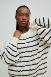 Sweter oversize z bufiastym rękawem w BIAŁO-CZARNE paski - RIVERO-UNI. Białe swetry nierozpinane damskie Marsala, na lato, bez wzorów, z wełny, klasyczne, bez kołnierzyka, bez ramiączek. Za 269.90 zł.