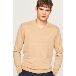 Sweter z dekoltem w serek - Beżowy. Brązowe swetry męskie Reserved, l, bez wzorów, bez kołnierzyka, bez ramiączek. Za 99.99 zł.