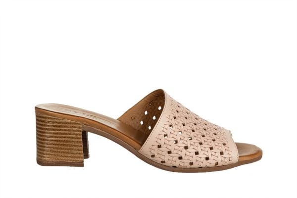 Klapki Bayla-161 191 806 21201 Cameo 161720, Różowy, Skóra naturalna - 41. Czerwone klapki damskie Bayla, na lato, bez wzorów, z gumy, bez obcasa, na słupku, bez zapięcia. W wyprzedaży za 179.10 zł.