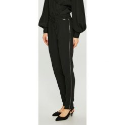 Liu Jo - Spodnie. Czarne spodnie materiałowe damskie Liu Jo, bez wzorów, z poliesteru, casualowe. W wyprzedaży za 439.90 zł.