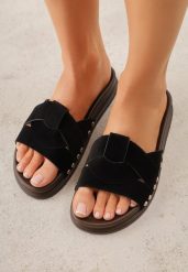 Czarne Klapki z Przekładanymi Paskami i Ozdobnymi Nitami Talysha. Czarne klapki damskie Renee, na lato, z aplikacjami, z gumy, z otwartym noskiem, bez obcasa, na płaskiej podeszwie, bez zapięcia. Za 79.99 zł.