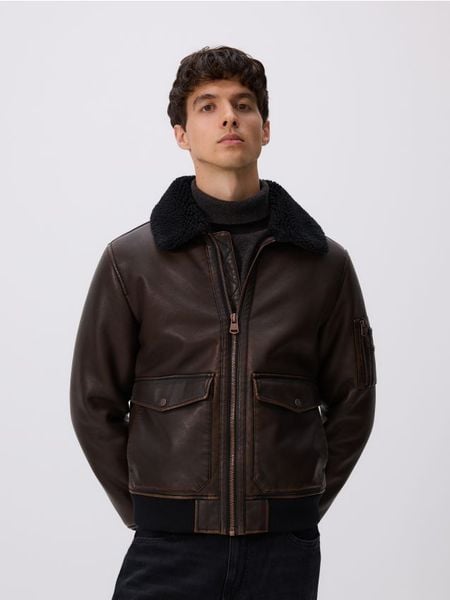 Kurtka pilotka - ciemnobrązowy. Brązowe kurtki męskie Reserved, l, bez wzorów, ze skóry, bez kaptura. Za 299.99 zł.