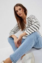 Bluza w paski z dekoltem w serek i kołnierzykiem perłowo-czarna. Białe bluzy damskie MOODO, xxl, bez wzorów, z bawełny, bez ramiączek, bez kaptura. W wyprzedaży za 49.99 zł.