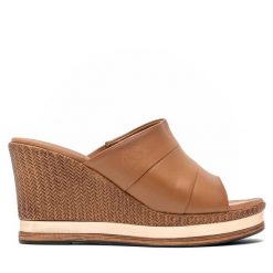 Klapki Lasocki. Brązowe klapki damskie Lasocki, bez wzorów, bez obcasa, bez zapięcia. Za 199.99 zł.