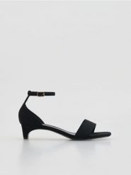Sandały na obcasie - czarny. Czarne sandały damskie Reserved, bez wzorów, bez obcasa, na obcasie, bez zapięcia. Za 119.99 zł.