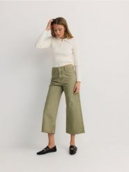 Jeansy culotte z wysokim stanem - zielony. Zielone jeansy damskie Reserved, bez wzorów, z bawełny, z podwyższonym stanem. Za 139.99 zł.