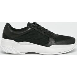 Vagabond - Buty. Czarne obuwie sportowe damskie Vagabond, bez wzorów, z gumy, z okrągłym noskiem, bez zapięcia. W wyprzedaży za 299.90 zł.
