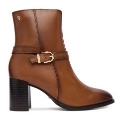 Botki MEXX. Brązowe botki damskie Mexx, bez wzorów, bez obcasa, na słupku, bez zapięcia. Za 449.99 zł.