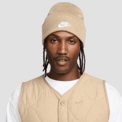 Czapka Zimowa Nike Peak. Brązowe czapki damskie Nike, na zimę, bez wzorów, z materiału, klasyczne. Za 147.90 zł.