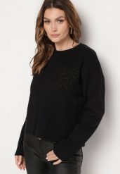 Czarny Sweter o Pudełkowym Kroju z Ozdobną Kieszonką Seaviraen. Czarne swetry nierozpinane damskie Born2be, bez wzorów, z jeansu, biznesowe, bez kołnierzyka, bez ramiączek. Za 79.99 zł.