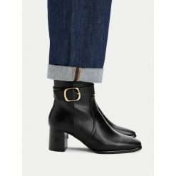 Botki MEXX. Czarne botki damskie Mexx, bez wzorów, bez obcasa, na słupku, bez zapięcia. Za 259.99 zł.