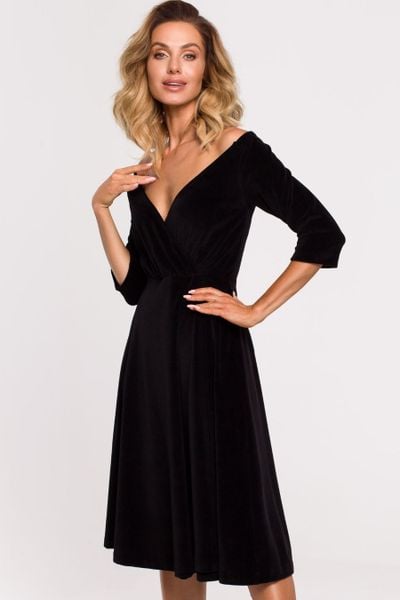 Sukienka welurowa rozkloszowana kopertowa midi z dekoltem V czarna. Czarne sukienki damskie MOE, na imprezę, l, bez wzorów, z weluru, wizytowe, bez kołnierzyka, bez ramiączek, midi, kopertowe. Za 409.00 zł.