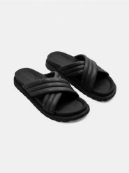 Klapki z ozdobnymi dżetami - czarny. Czarne klapki damskie Sinsay, bez wzorów, bez obcasa, bez zapięcia. Za 49.99 zł.