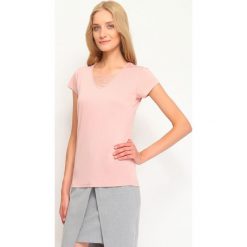T-shirt krótki rękaw damski z koronką. Czerwone t-shirty damskie TOP SECRET, bez wzorów, z koronki, bez kołnierzyka, bez ramiączek. W wyprzedaży za 19.99 zł.