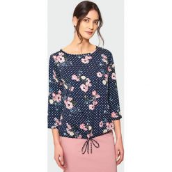 Elegancka bluzka z troczkiem. Bluzki damskie Greenpoint, bez wzorów, z poliesteru, eleganckie, bez kołnierzyka, bez ramiączek. Za 24.99 zł.